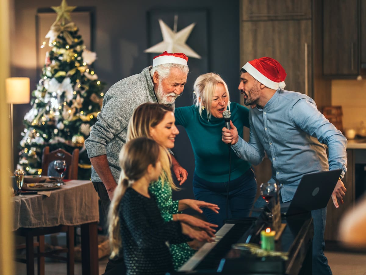 ¿Karaoke en Nochebuena? La guía y el repertorio imprescindible para organizarlo en casa sin estrés