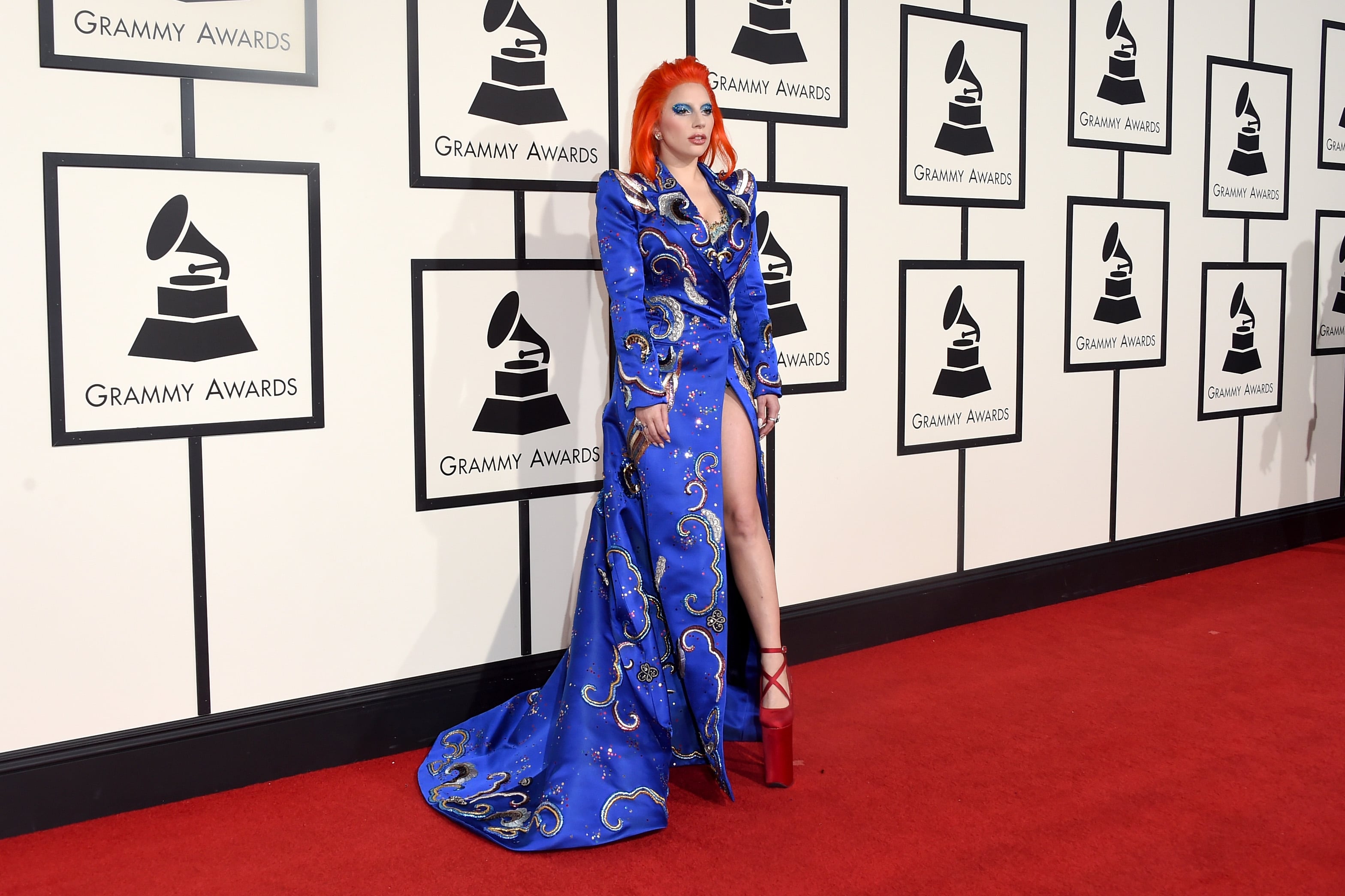 Lady Gaga en los Grammy 2016 con un look inspirado en David Bowie. / Jason Merritt/Getty