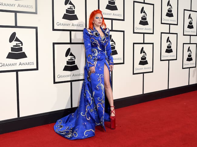 Lady Gaga en los Grammy 2016 con un look inspirado en David Bowie. / Jason Merritt/Getty