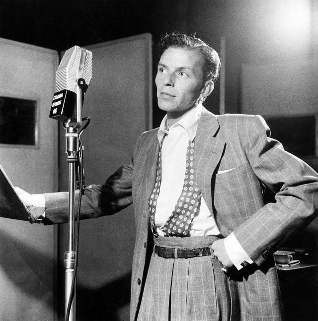 Frank Sinatra, posando junto a un micrófono en los estudios Columbia Recording.