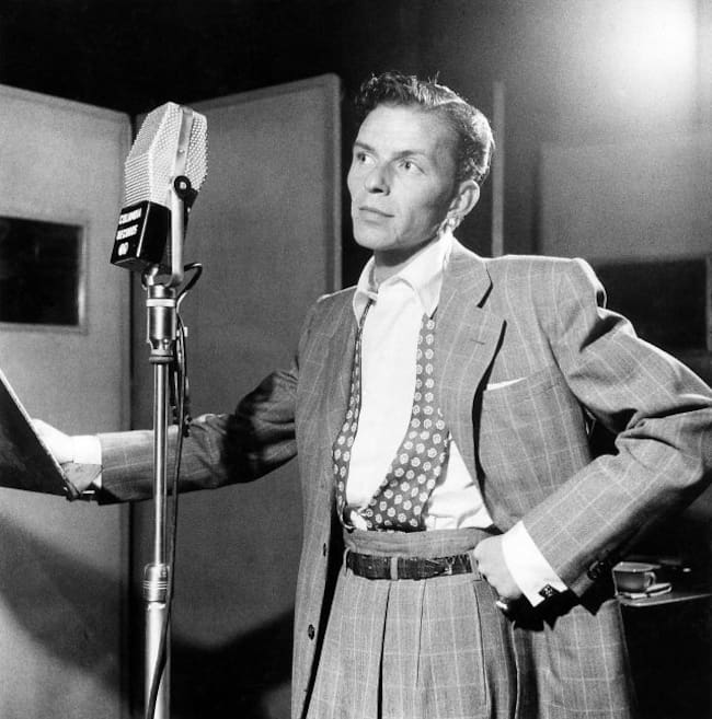 Frank Sinatra, posando junto a un micrófono en los estudios Columbia Recording.