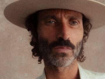 Leiva termina 2024 anunciando nueva canción y abriendo su galería de imágenes en un año sin focos, pero con muchos amigos