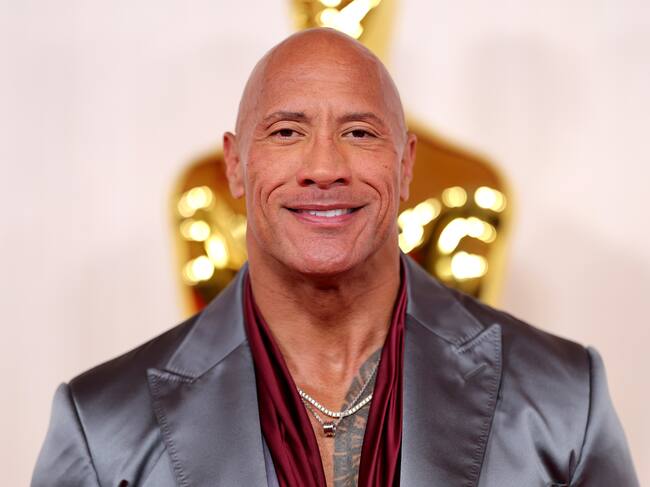 Dwayne 'La Roca' Johnson nunca pasa desapercibido y menos con el traje gris con reflejos y ese toque burdeos, Desde luego personalidad no le falta.