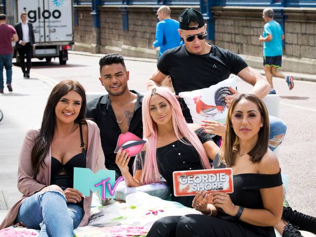 Algunos de los concursantes de Geordie Shore grabando una de las escenas por las calles de Londres.