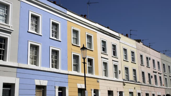 Una vista general de casas de Portobello Road en  Notting Hill (Londres).