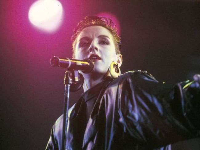 Ana Torroja cantando durante un concierto de Mecano.