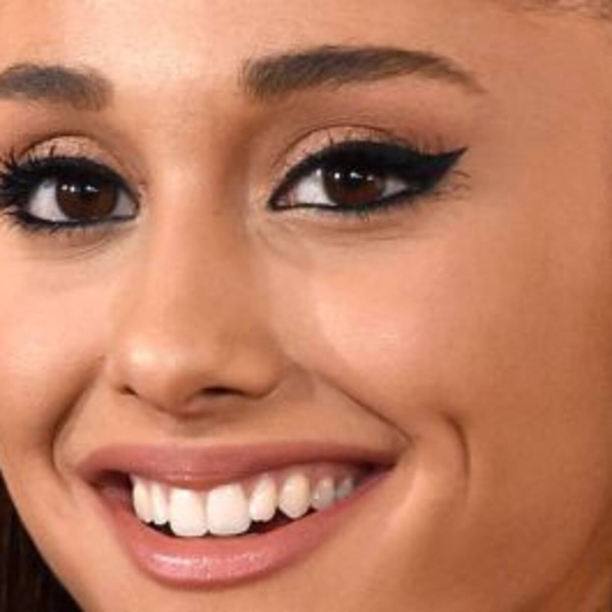 ¡Ariana Grande cambia de look!