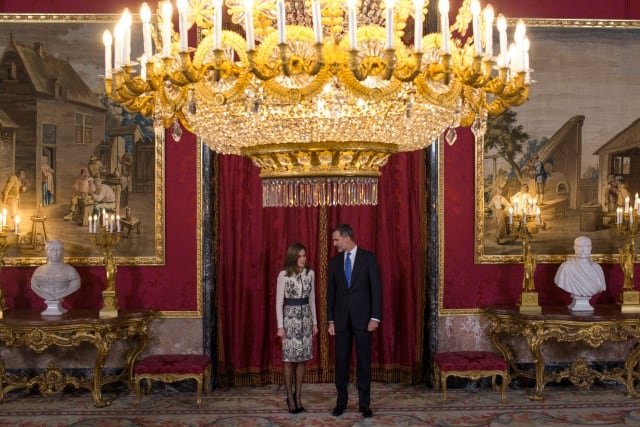 Felipe VI junto a doña Letizia en la recepción al presidente de Ecuador