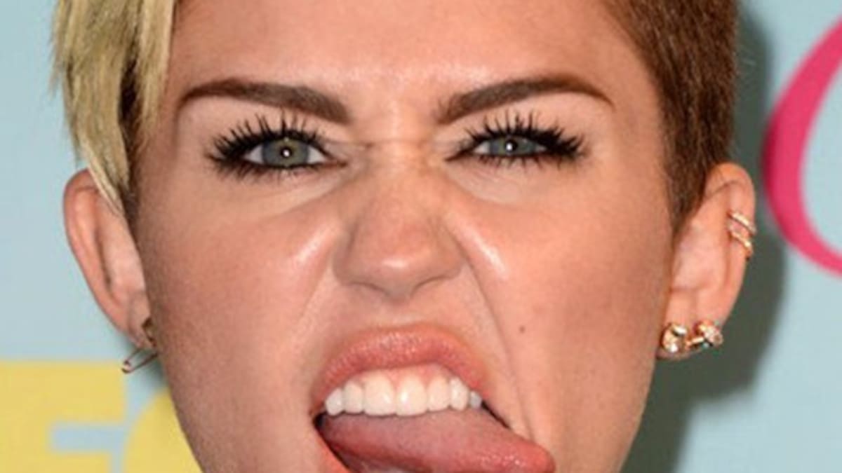 ¿Por qué Miley Cyrus saca la lengua?