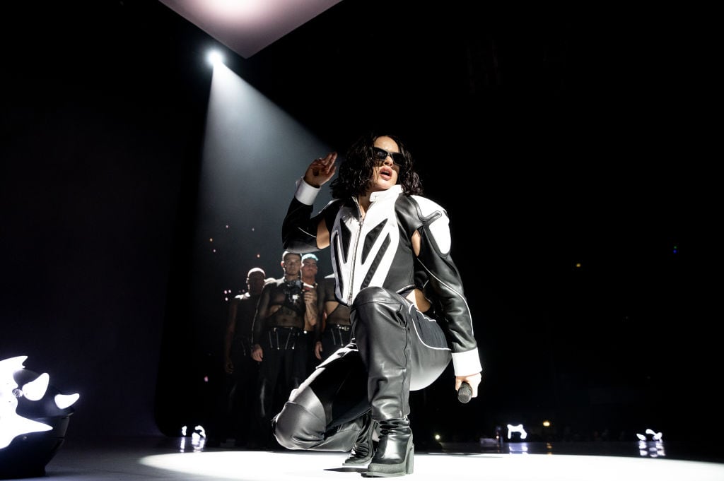 Rosalía durante el &#039;Motomami World Tour&#039; actuando en Lisboa, Portugal