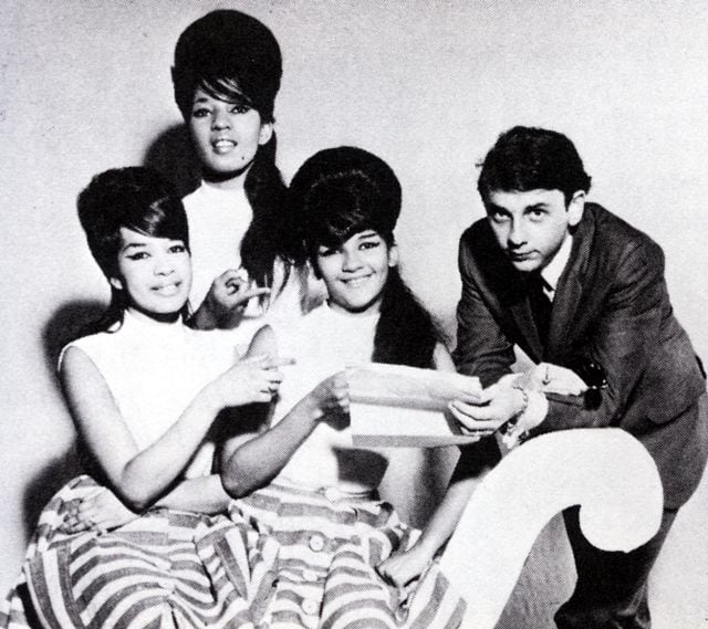 Phil Spector y las Ronettes, en 1960.