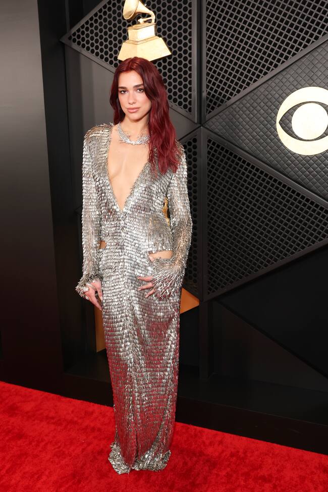 Dua Lipa fue una de las reinas de la noche con su espectacular atuendo. Un vestido de la pasada colección de Courreges de color plateado que coronó con una espectacular gargantilla de Tiffanys de oro y platino con diamantes y zafiros