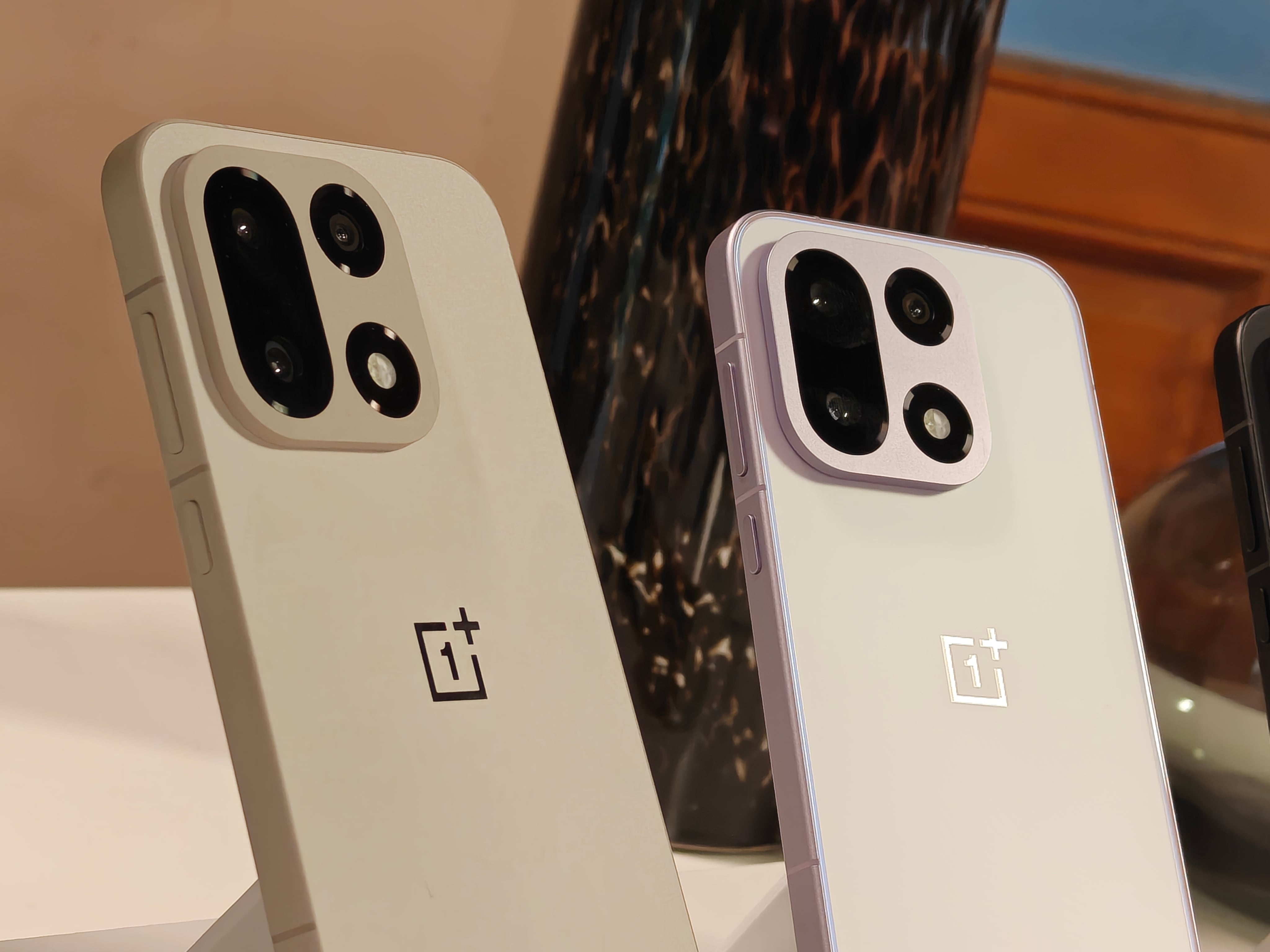 OnePlus 15 Sandstorm y Ultra Violet