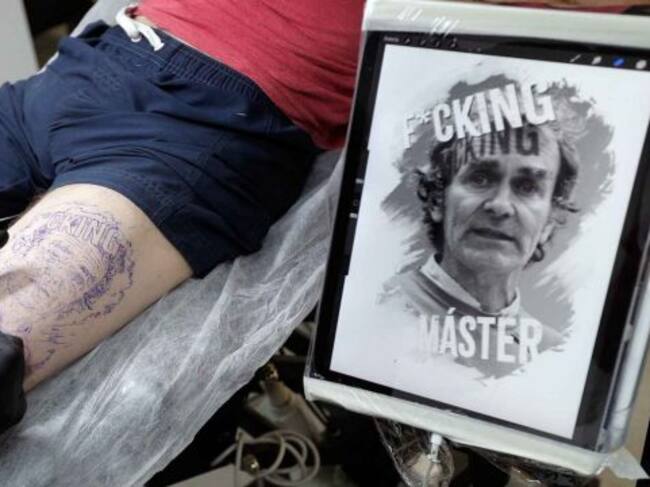 El valenciano que se tatuó la cara de Fernando Simón en la pierna.