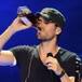 ¿Enrique Iglesias pasado de copas arriba del escenario?