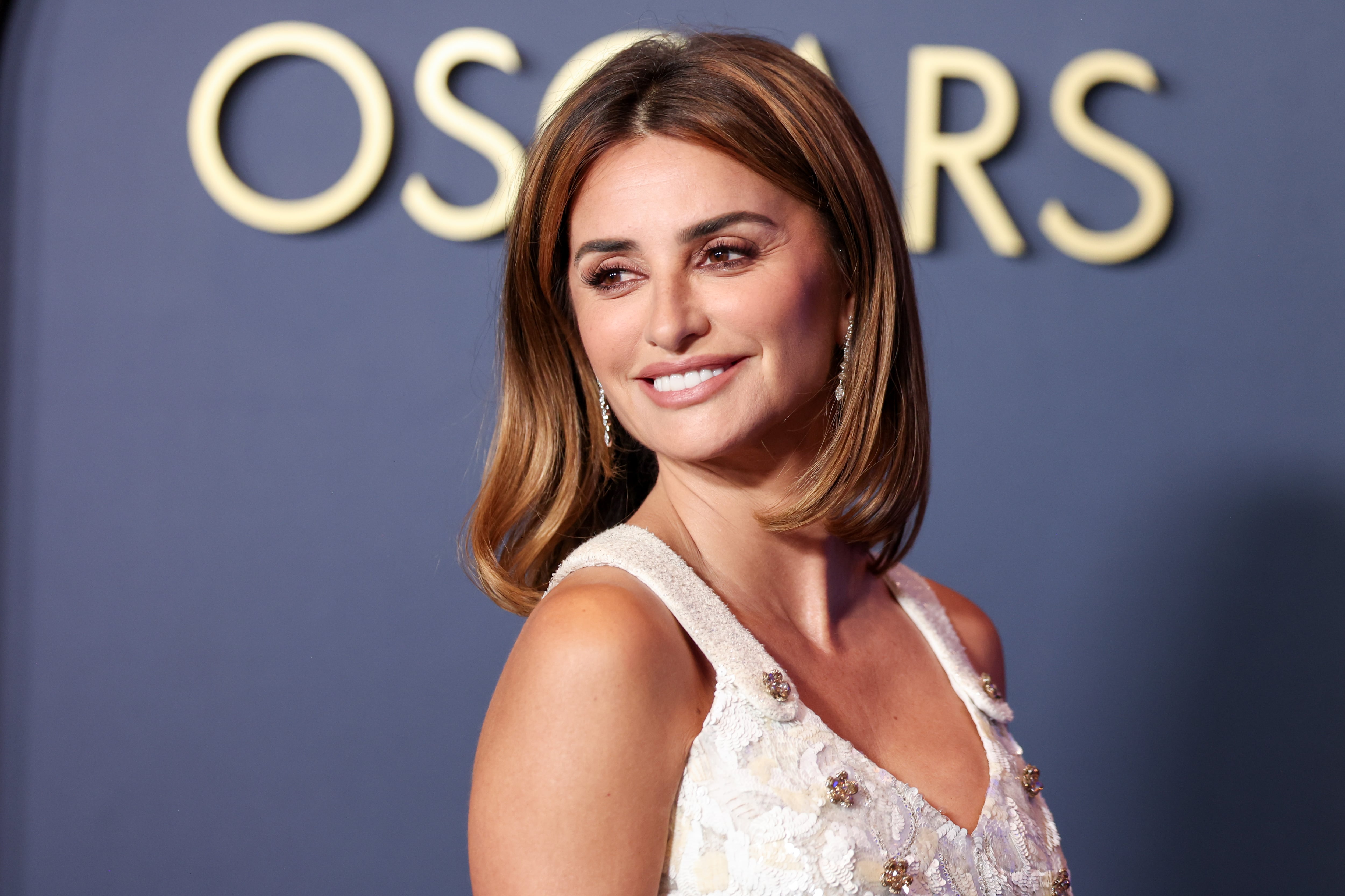 La actriz Penélope Cruz a su llegada a los premios &#039;Governors Awards&#039;, celebrados en Los Ángeles, California, el 9 de  enero de 2024.