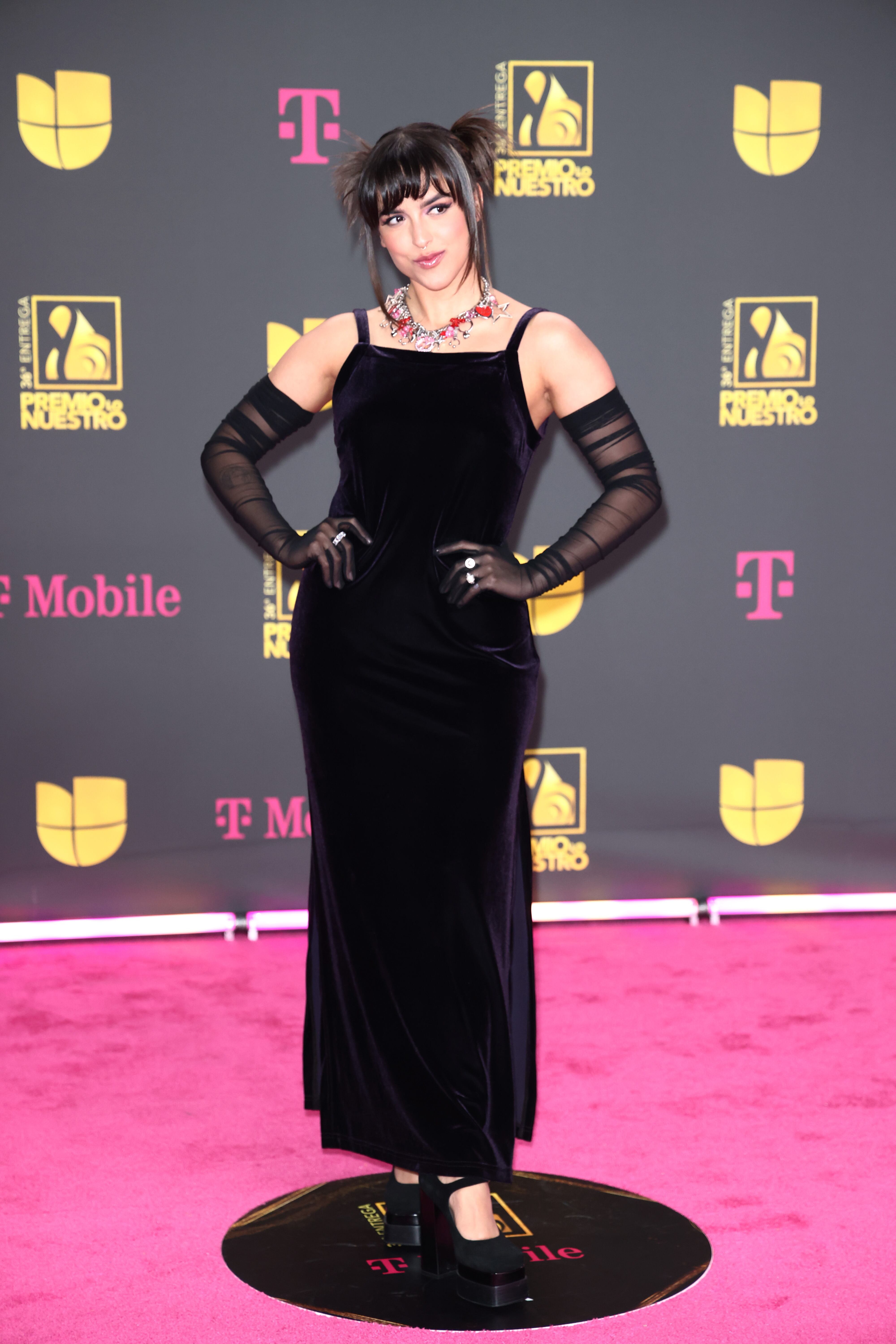 También optó por el negro con un vestido de tirantes sencillo y guantes transparentes hasta los hombros muy noventero. Ella misma reconoció que se había hecho el estilismo tirando de ropa vintage. La única nota de color la veíamos en el collar.