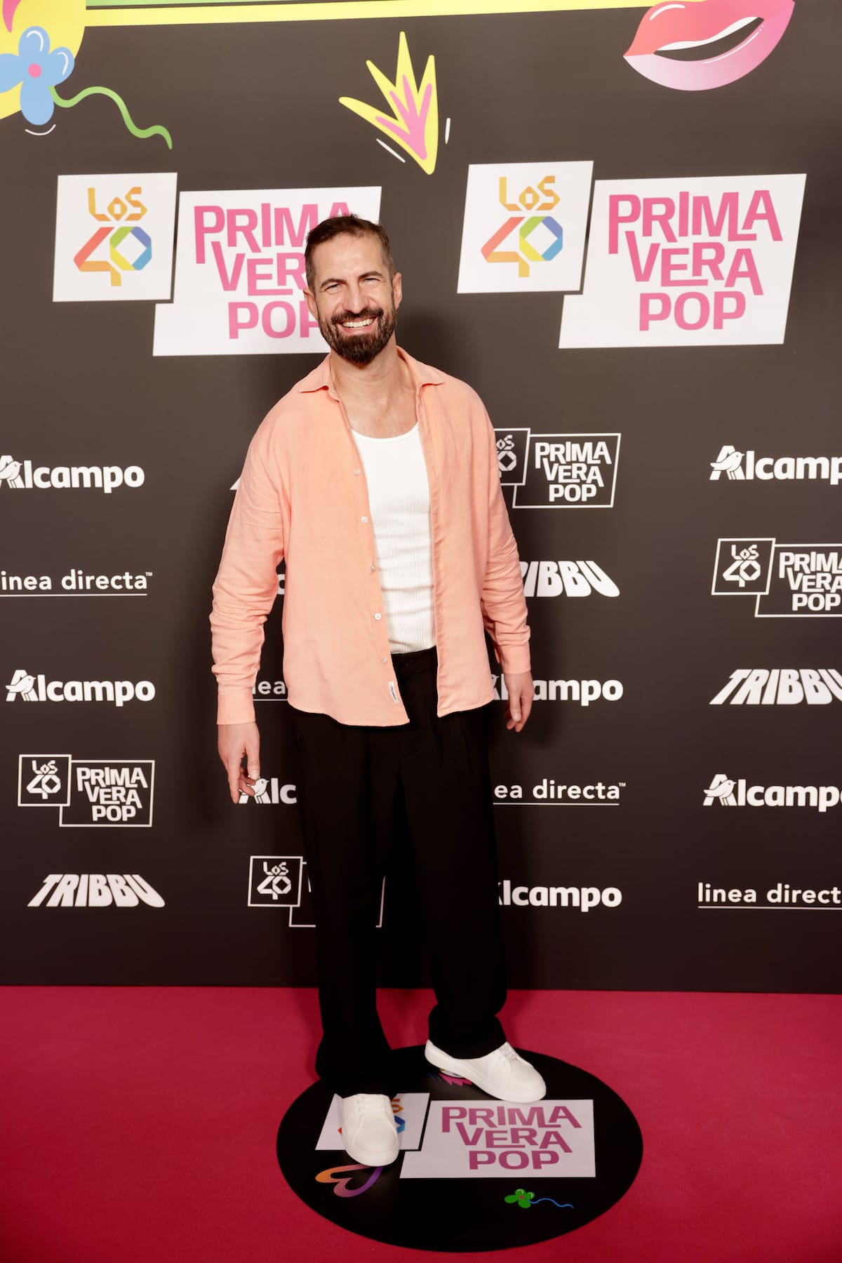 El locutor de LOS40 Classic, Javier Penedo, apuesta por un color muy primaveral, rosa palo, para celebrar la música esta noche en LOS40 Primavera Pop 2026.