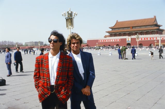 Los británicos Wham! posando como unos turistas más frente a la Ciudad Prohibida en la Plaza de Tiananmen, en Pekín en 1985.