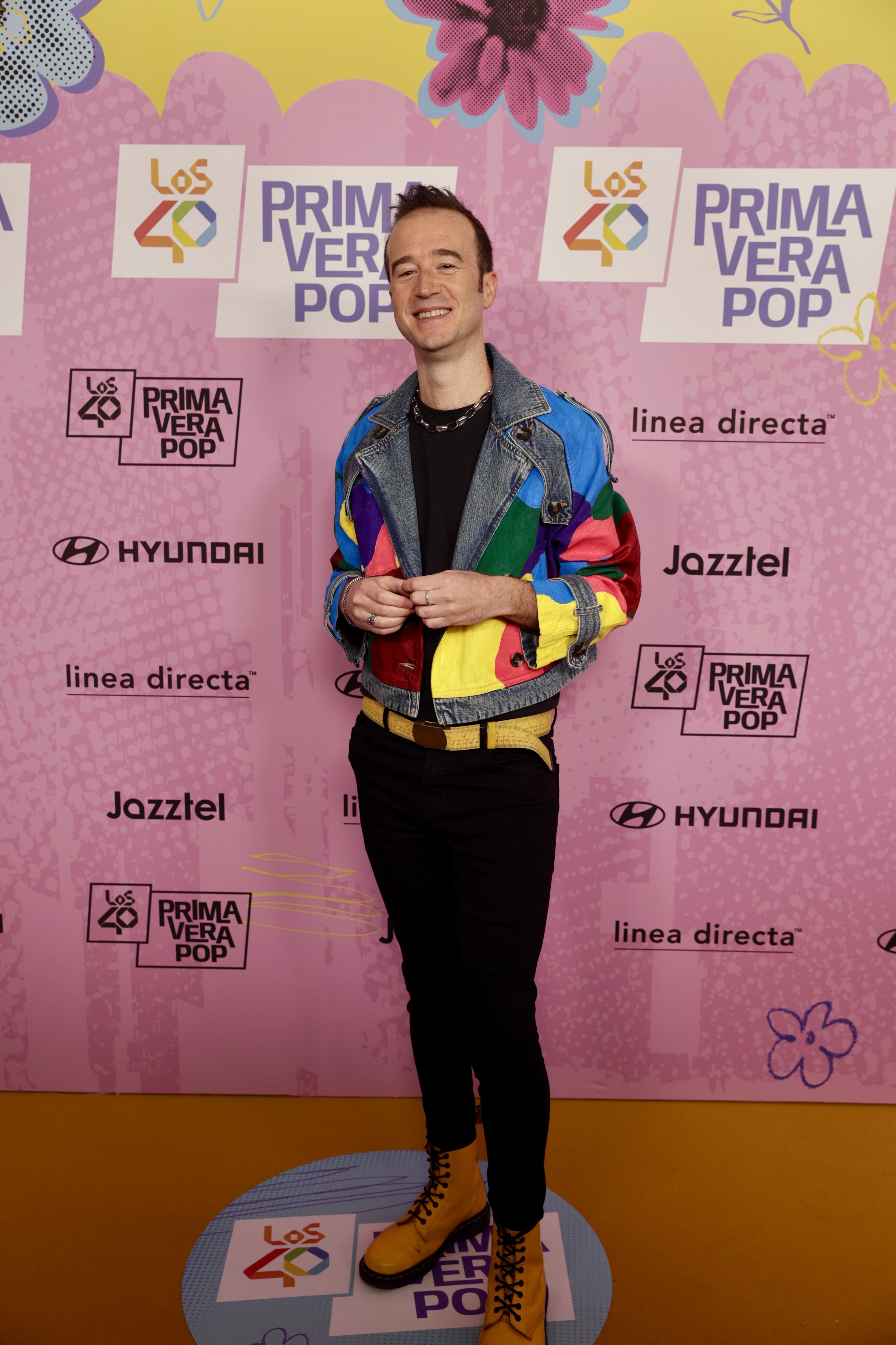 Nuestra voz más querida es otro de los que ha optado por llena de color la noche. Se ha atrevido incluso con algo de amarillo.