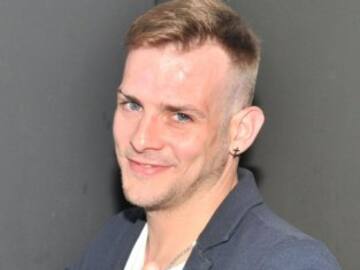 Álex Casademunt y su trayectoria: de ‘OT’ al teatro, pasando por exitosas series de televisión