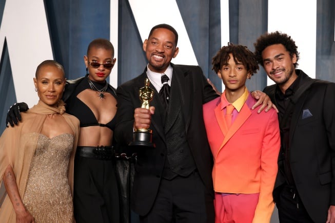 Will Smith posa sonriente junto a sus hijos y su mujer