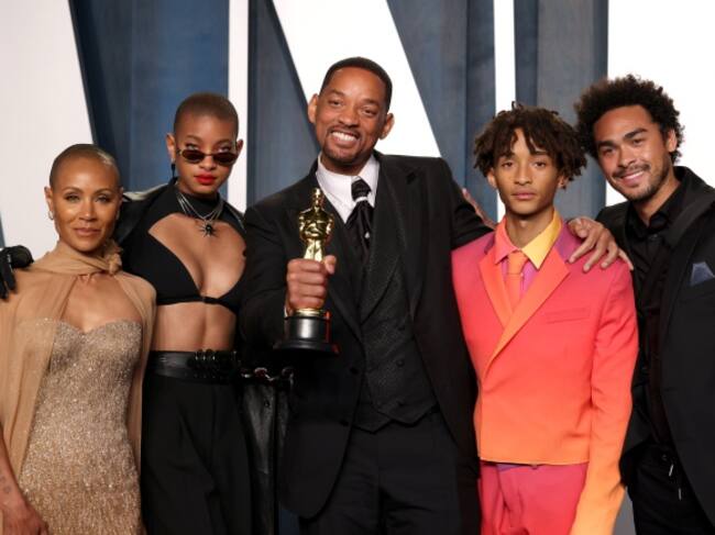 Will Smith posa sonriente junto a sus hijos y su mujer