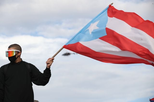 Bad Bunny portando la bandera de Puerto Rico