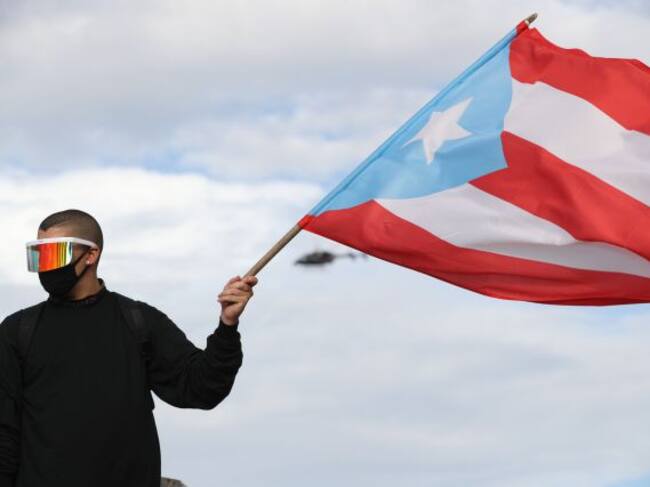 Bad Bunny portando la bandera de Puerto Rico
