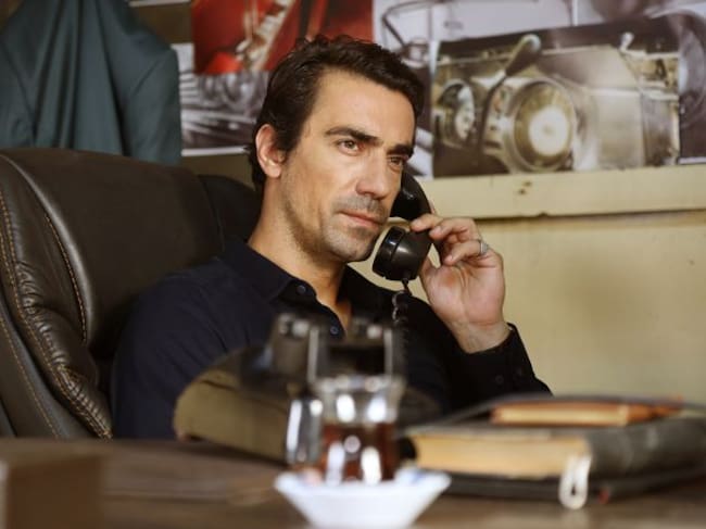 Llamadas telefónicas que lo cambian todo en 'Tierra Amarga'.