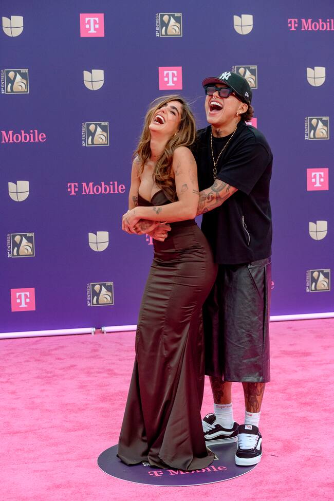 Si tuviéramos que elegir a la pareja más divertida de la afombra sin duda sería la que forman Isabella Ladera y Beele que no pararon de reír y mostrar su complicidad.