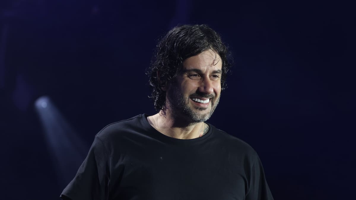 Melendi regresa a sus orígenes más rockeros en ‘No me des la tabarra’, nuevo adelanto de su próximo disco