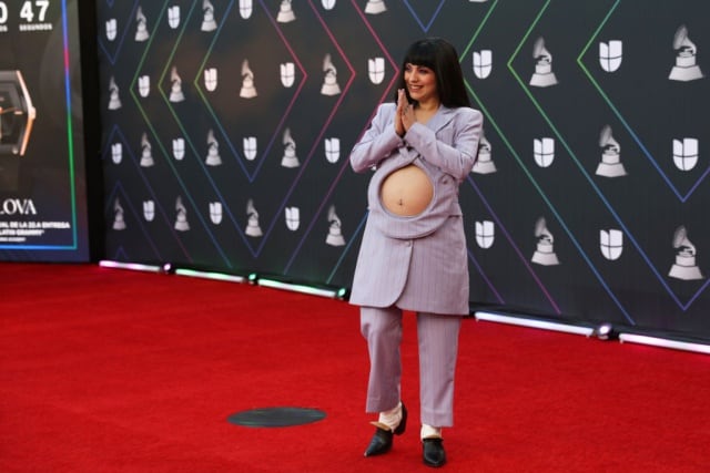 Mon Laferte presume su embarazo en traje que muestra su pancita