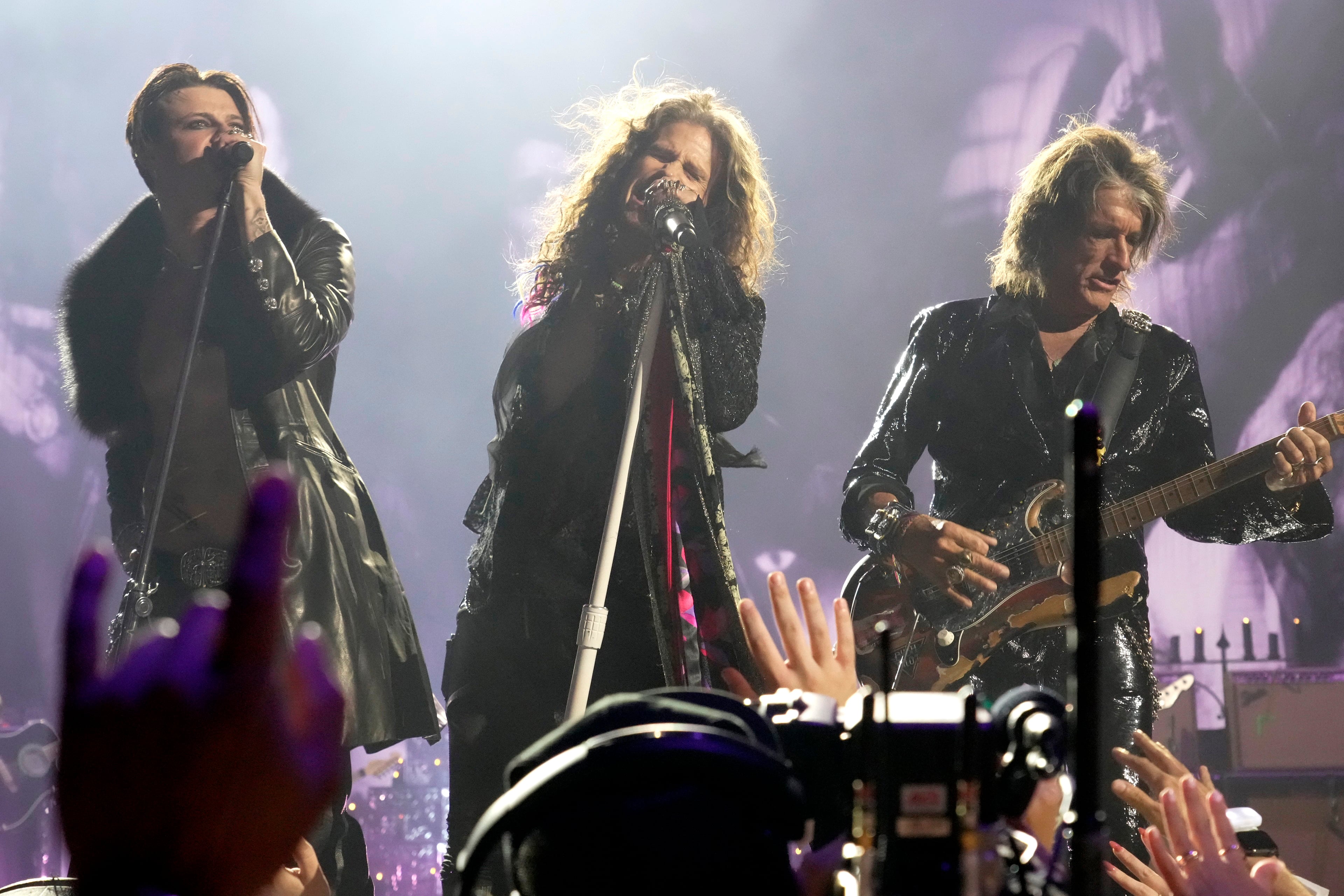 Yungblud, Steven Tyler y Joe Perry durante el tributo a Ozzy Osbourne en los MTV Video Music Awards 2025
