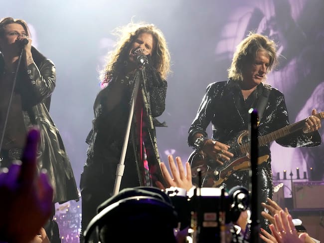 Yungblud, Steven Tyler y Joe Perry durante el tributo a Ozzy Osbourne en los MTV Video Music Awards 2025