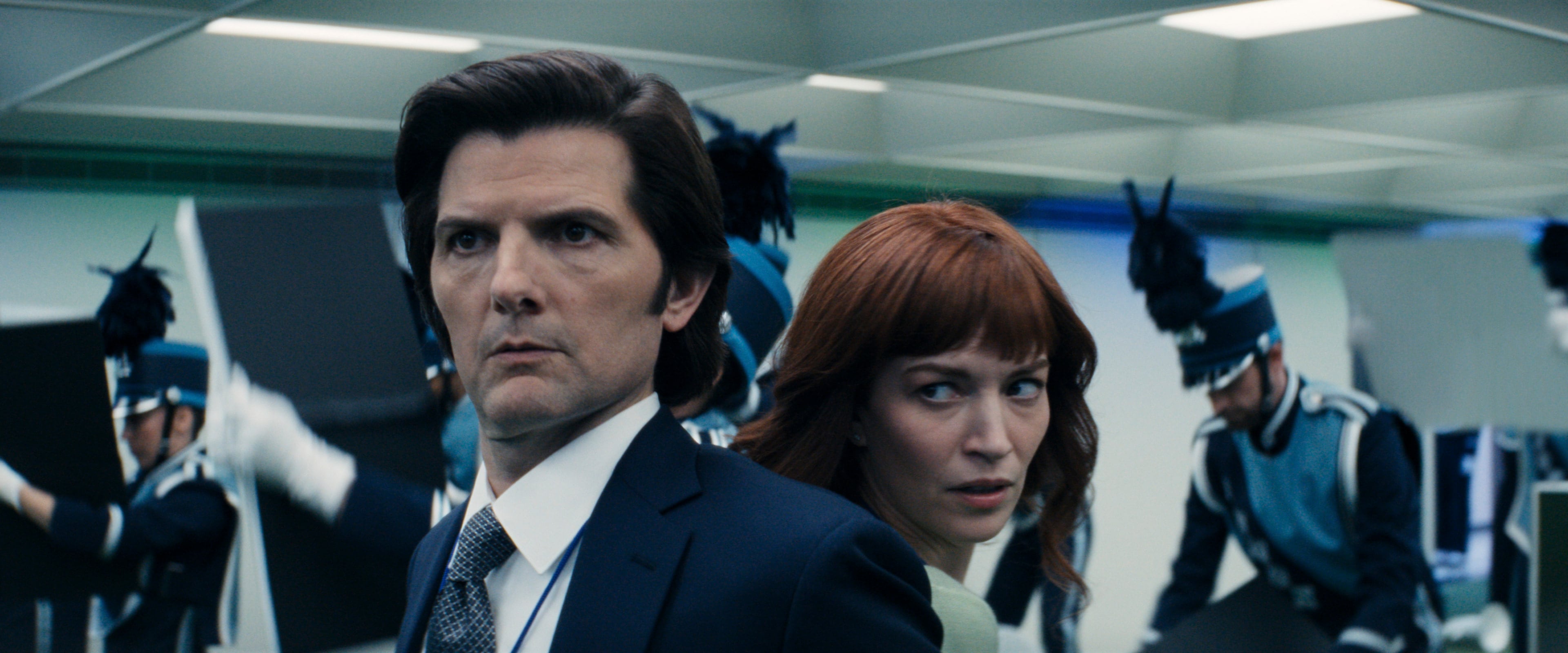 Adam Scott y Britt Lower en un fotograma de 'Separación'