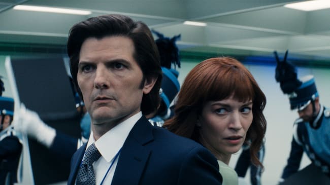 Adam Scott y Britt Lower en un fotograma de 'Separación'