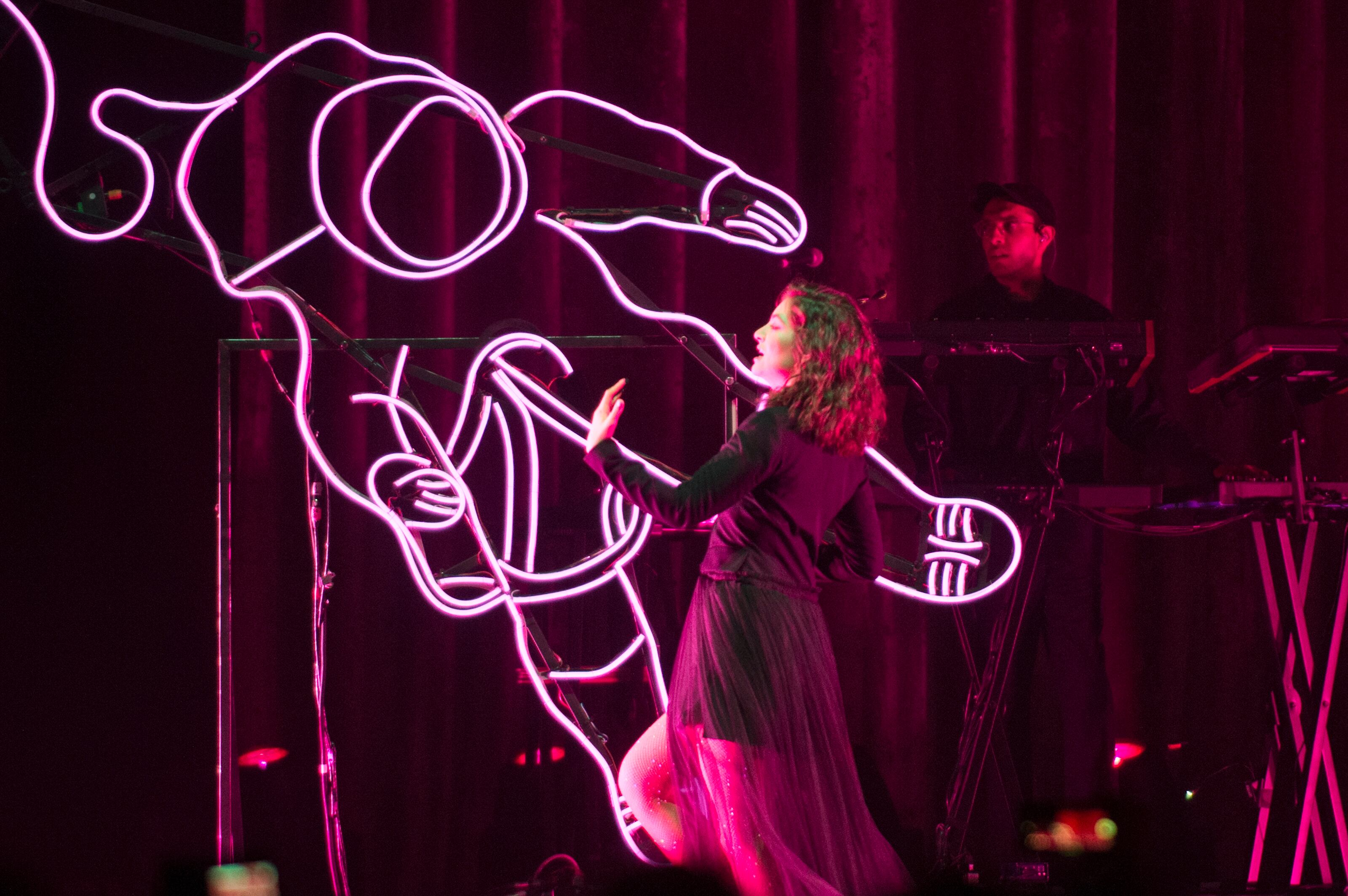 Lorde sobre el escenario del 'Melodrama world tour' en el Club Sant Jordi Club en 2017 en Barcelona. / Jordi Vidal/Redferns