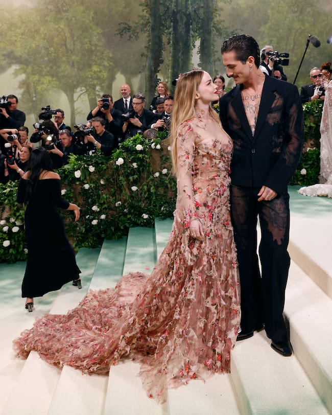 Dove Cameron y Damiano David, el cantante de Maneskin, son pareja desde el pasado noviembre y parece que lo suyo va viento en popa. Ambos escogieron diseños de Diesel para su posado en el Metropolitano de Arte de Nueva York. Ella, llena de flores, y él con un traje negro con recortes de encaje sin camiseta ni camiseta, que le permitió mostrar el piercing de su pezón.