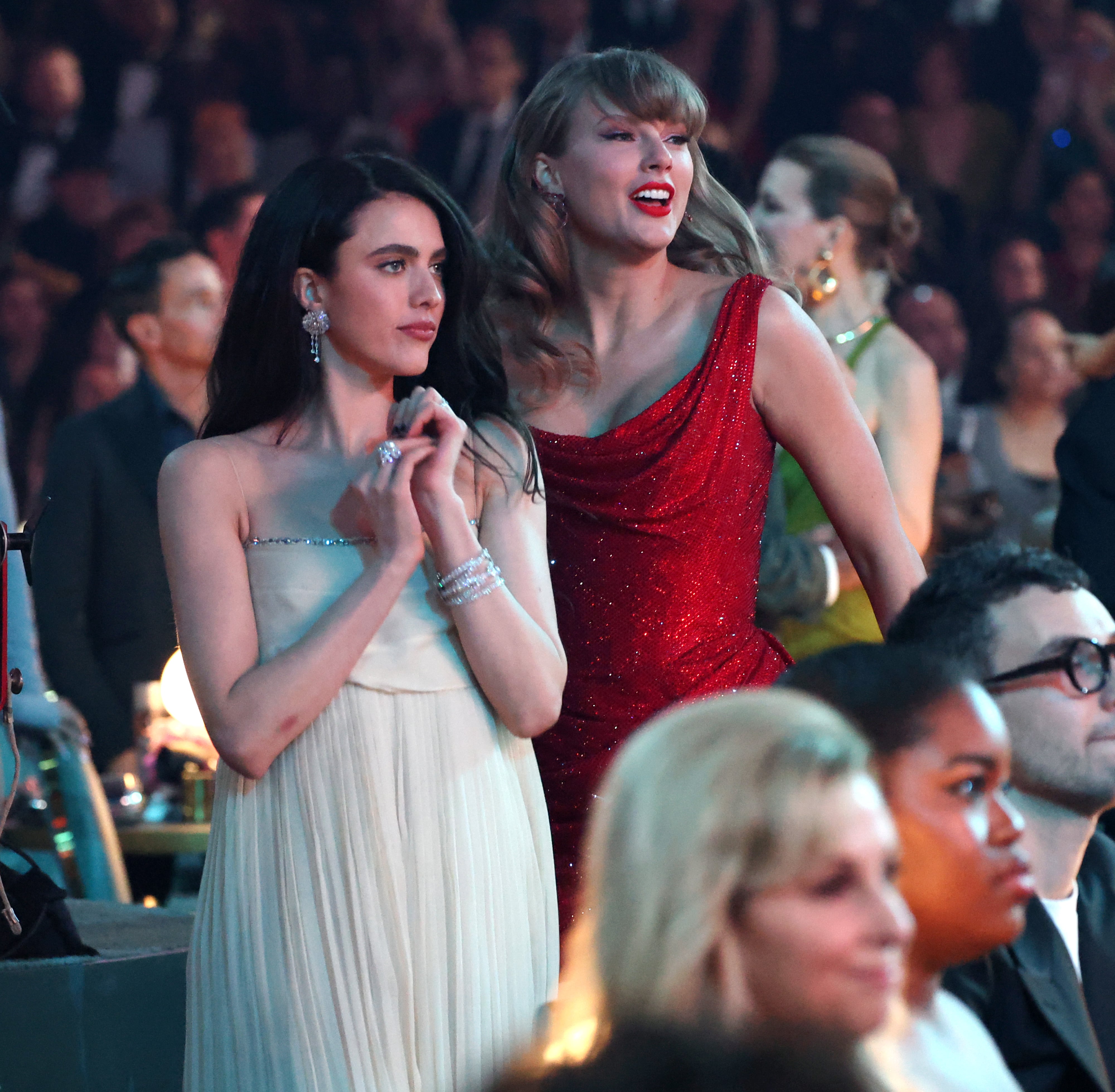 Margaret Qualley y Taylor Swift en los Grammy 2026