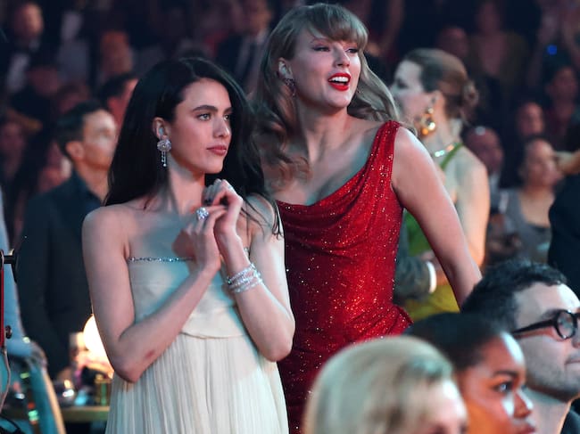 Margaret Qualley y Taylor Swift en los Grammy 2026
