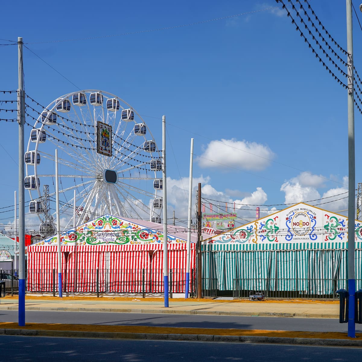 Cuatro heridos al descolgarse la atracción del "Tirachinas" en la Feria de Abril de Sevilla