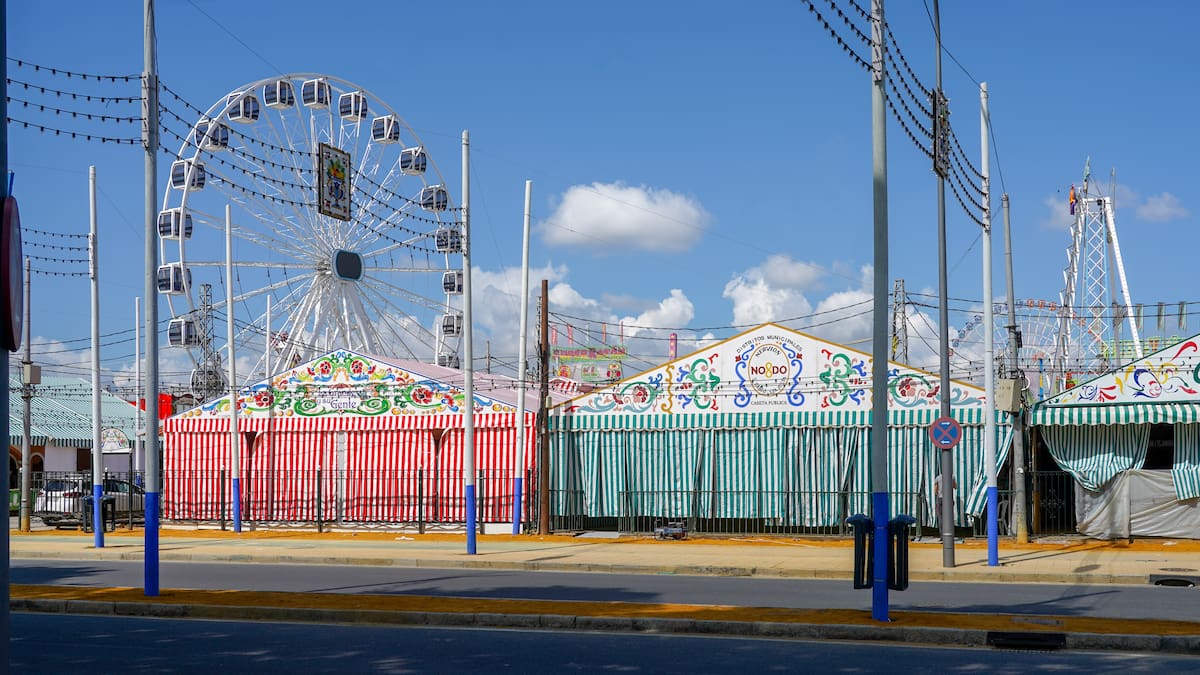 Cuatro heridos al descolgarse la atracción del "Tirachinas" en la Feria de Abril de Sevilla