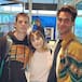 JON KORTAJARENA SE ENCUENTRA CON AITANA Y MIGUEL BERNARDEAU EN EL AEROPUERTO