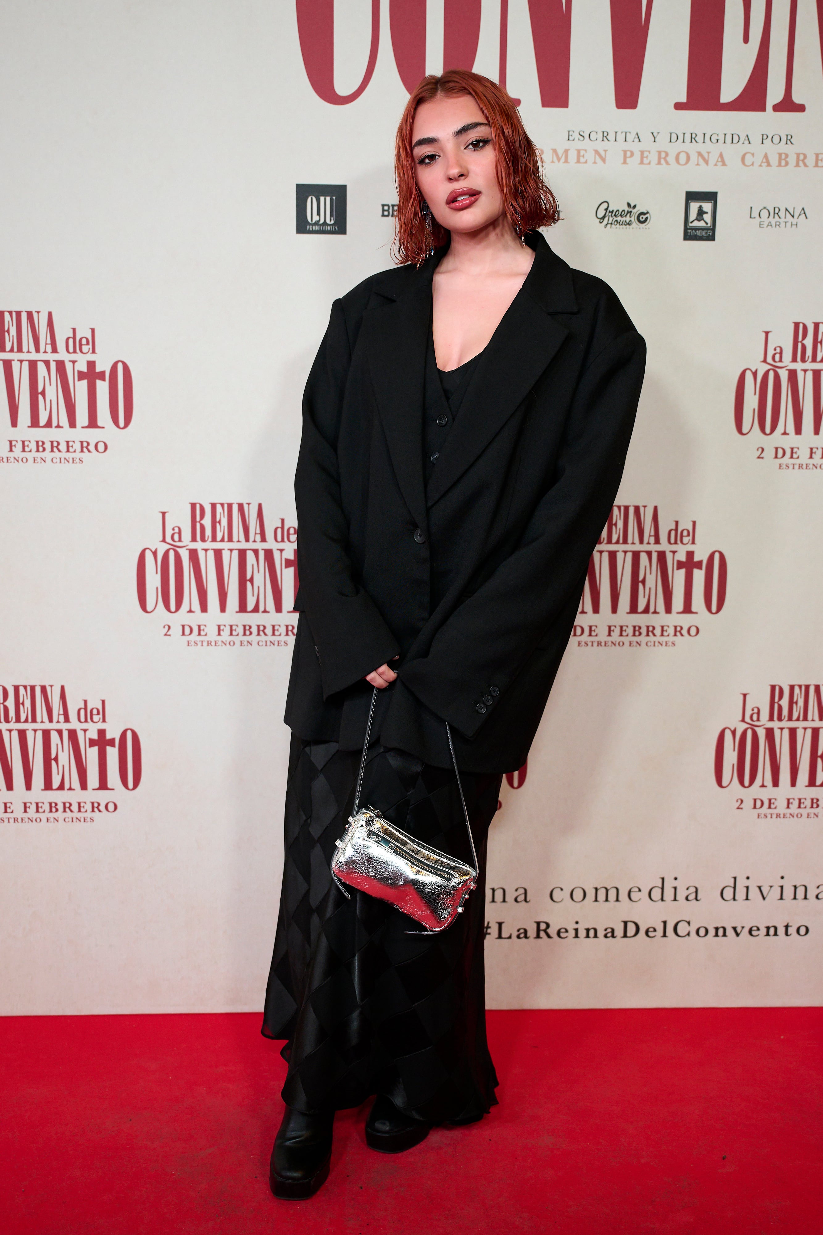 Violeta en la premiere de &#039;La Reina del Convento&#039; en Callao, luciendo un look totalmente negro.