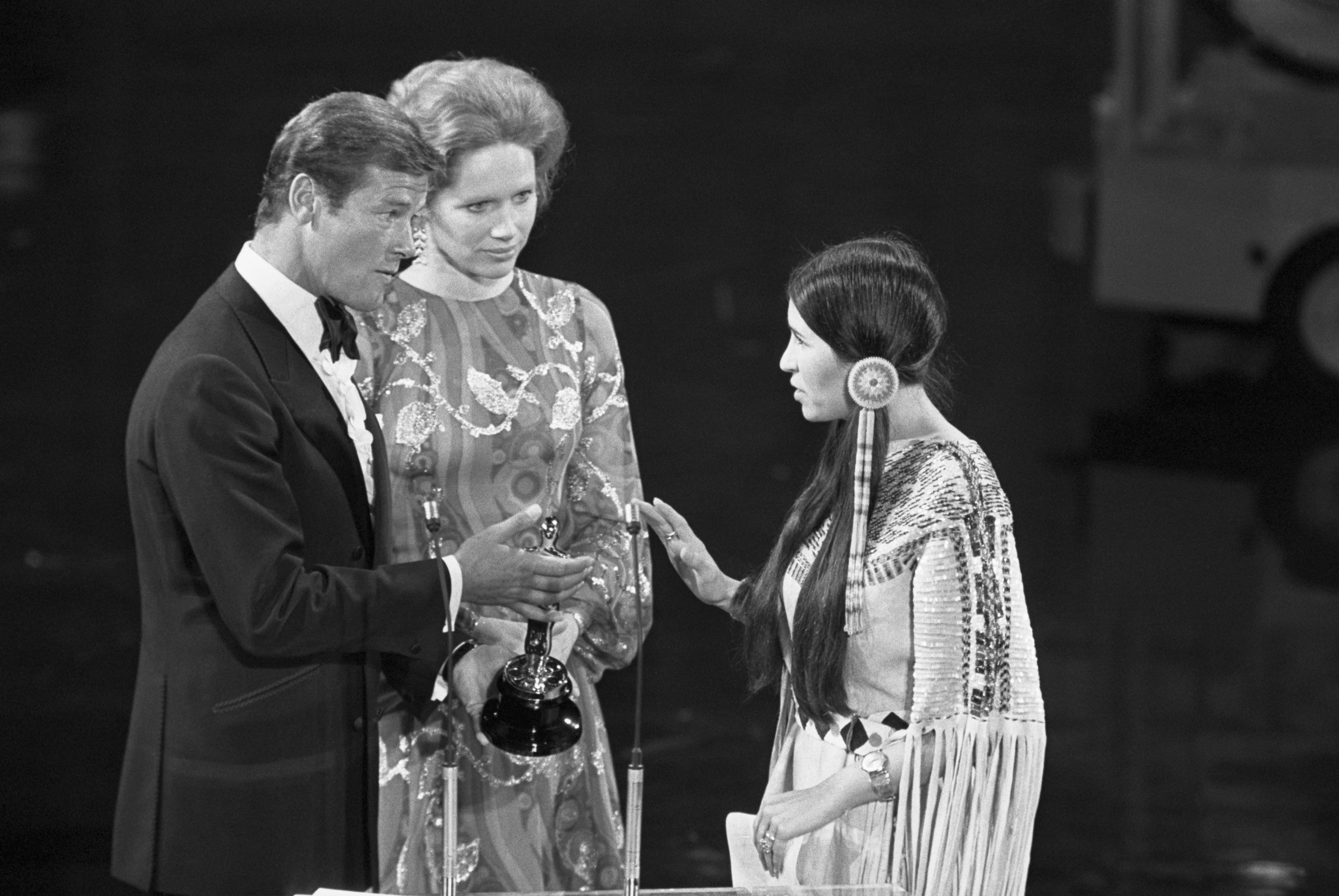 Sacheen Littlefeather rechazando el premio de la Academia a Marlon Brando por &#039;El Padrino&#039;.