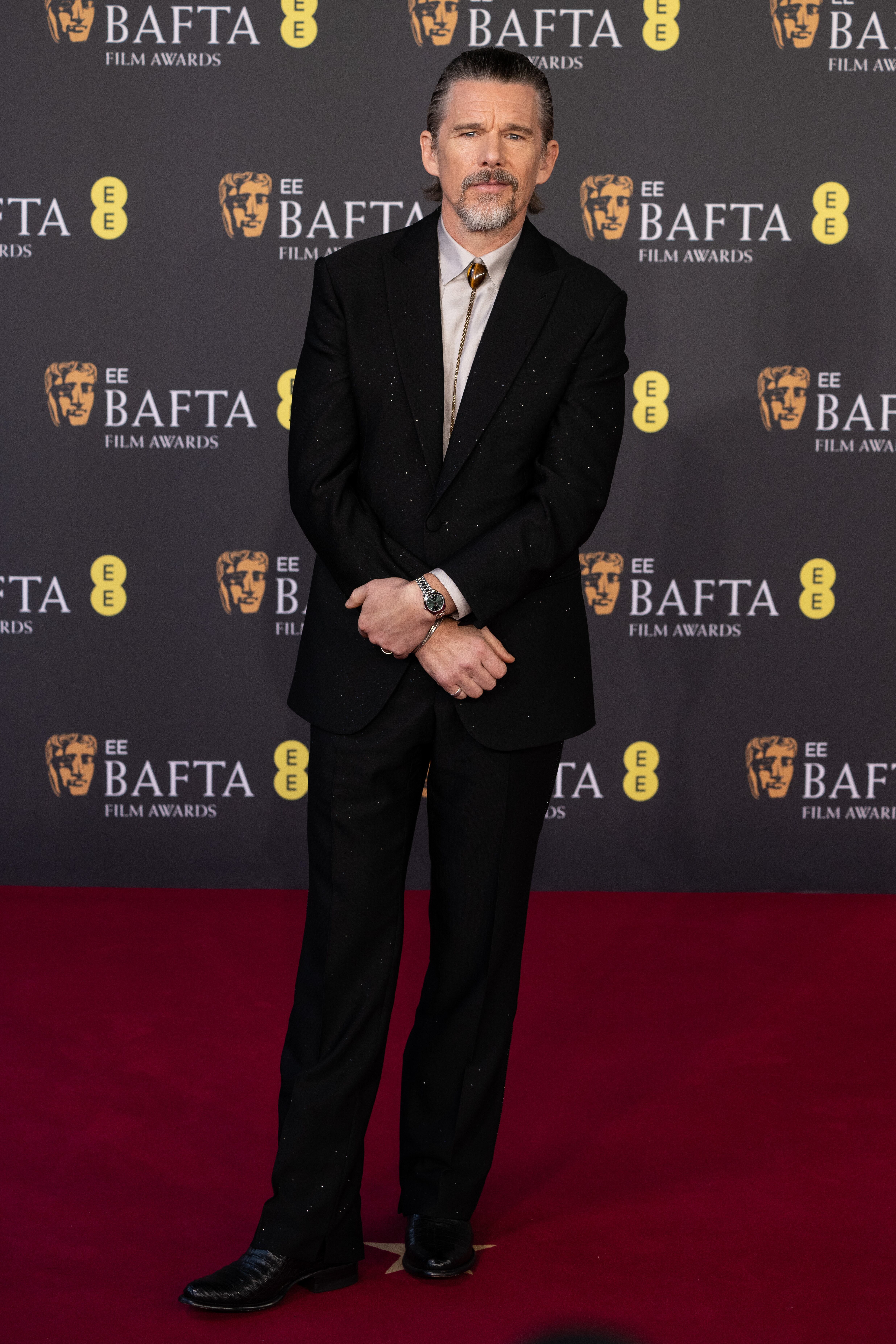 Tras la boda de su hija, Maya Hawk, el actor se ha dejado ver en estos premios con su outfit de Giorgio Armani, muy al estilo western.