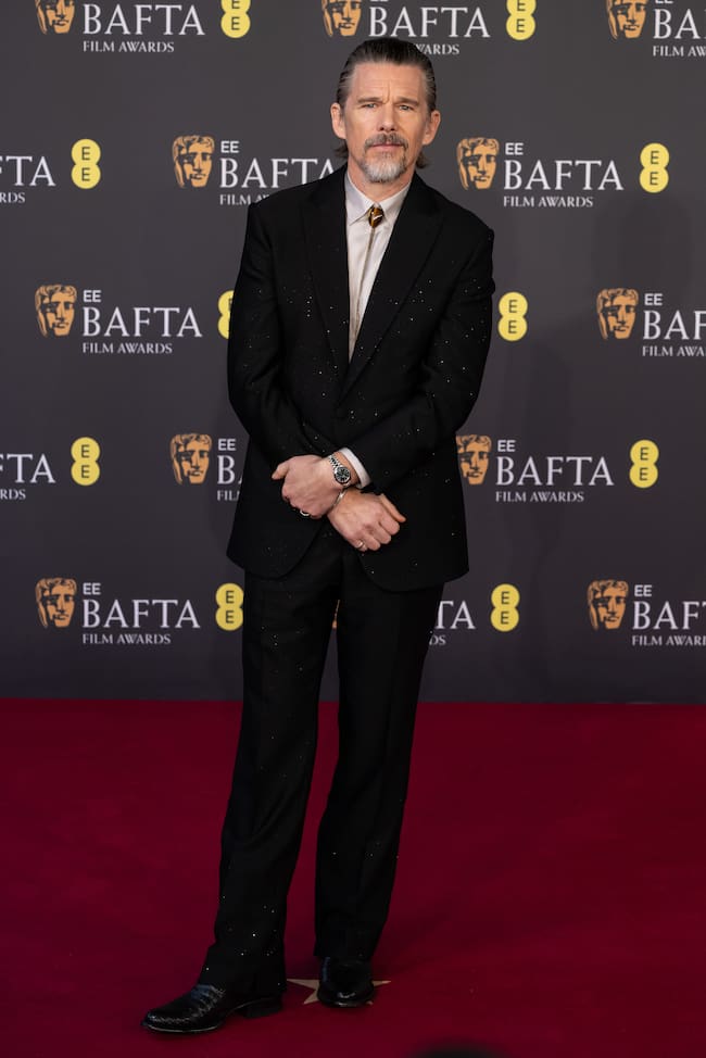 Tras la boda de su hija, Maya Hawk, el actor se ha dejado ver en estos premios con su outfit de Giorgio Armani, muy al estilo western.