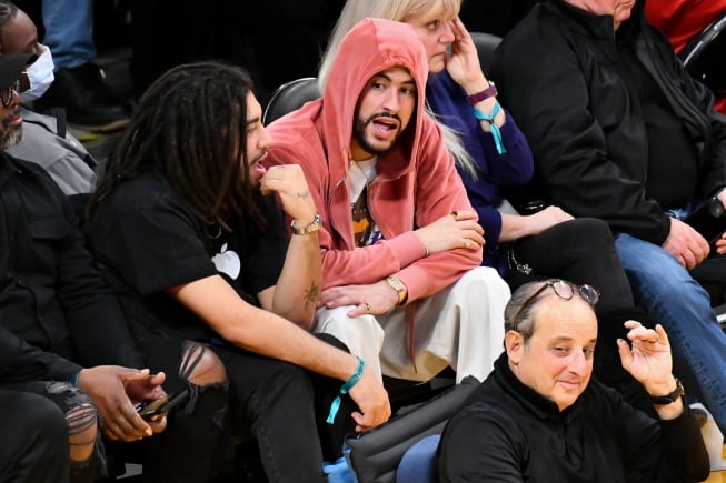 Bad Bunny disfrutando de un partido de Los Ángeles Lakers