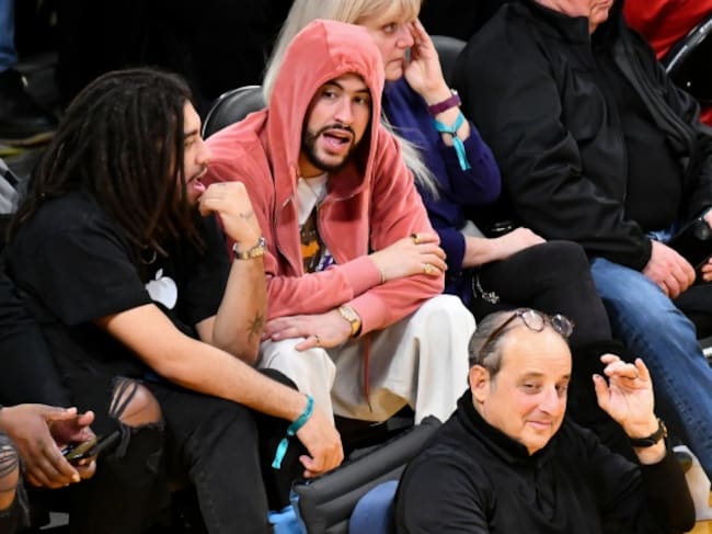 Bad Bunny disfrutando de un partido de Los Ángeles Lakers